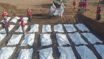 الهلال الأحمر السوداني يدفن جثثا مجهول (فيسبوك/الهلال الأحمر)