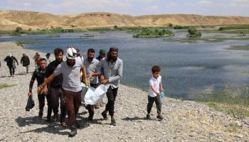 الدفاع المدني السوري ينتشل جثة غريق من نهر الفرات (فيسبوك)