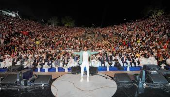 تامر حسني على مسرح قرطاج في ختام المهرجان العربي للإذاعة والتلفزيون / فيسبوك