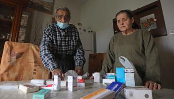 اللبنانيون أمام خيار شراء أدوية ذات نوعية غير مضمونة (جوزف عيد/ فرانس برس)