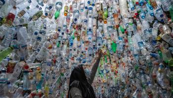 فارق شاسع بين أرباح مصنعي البلاستيك والأضرار على البيئة (جوني كريسوانتو/ فرانس برس)