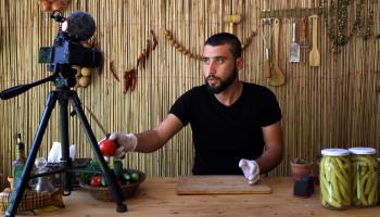 أحد سكان إدلب في دردشة على الإنترنت حول الطبخ (أحمد الأطرش/ فرانس برس)