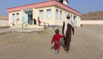 تخدم عيادات صحية قليلة ومتواضعة الأفغان في المناطق النائية (سردار شفق/ الأناضول)
