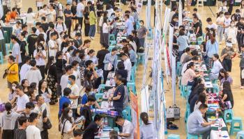 لا تزال قيود تشغيل طلاب عائدين من الخارج قائمة في الصين (Getty)