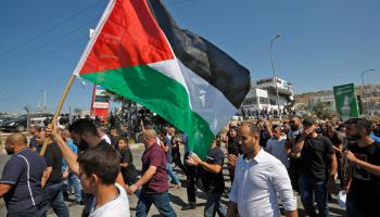تظاهرة فلسطينية في بلدة أم الفحم احتجاجاً على الجريمة المنظمة (جالا ماري/فرانس برس)