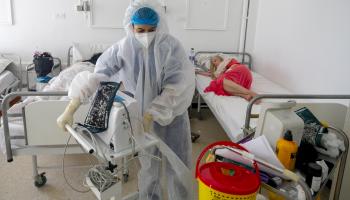 مرضى وممرضات في مستشفى في تونس (ياسين قايدي/ الأناضول)