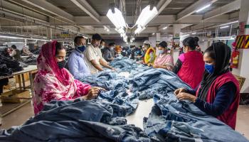 تعتمد صناعة الملابس الفخمة على عمال فقراء (رحمن ألفي/Getty)