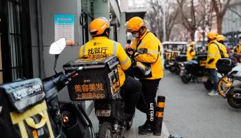 إقبال واسع على مهنة توصيل الطعام في الصين (Getty)