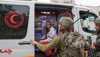الجيش الإسرائيلي يمنع دخول سيارة الإسعاف (حازم بادر/ فرانس برس)
