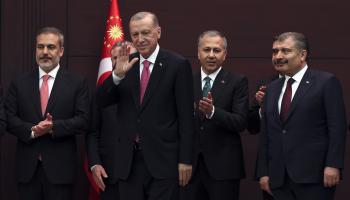 أردوغان وسط عدد من الوزراء في أنقرة السبت الماضي (خليل صغير كايا/الأناضول)