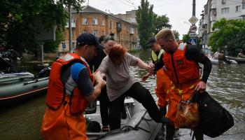 عمليات الإجلاء مستمرة في البلدات على ضفتي نهر دينيبرو (سيرغي شوزافكوف/Getty)
