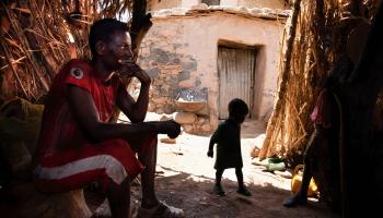 عائلة في تيغراي في إثيوبيا وسط الجوع (Getty)