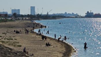 لم يرتد الناس الشواطئ بكثافة بعد (محمود تركية/ فرانس برس)