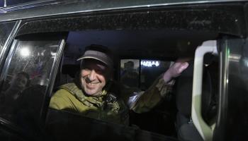 زعيم فاغنر خلال مروره في روستوف الروسية (Getty)