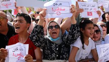 تونسيون وتظاهرة ضد المهاجرين غير النظاميين في صفاقس (حسام الزواري/ فرانس برس)