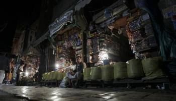 انقطاع الكهرباء في أحد الأسواق اليمنية (محمد حويس/فرانس برس)