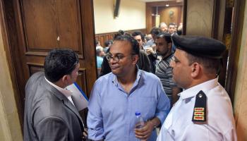 المحامي حسام بهجت في محكمة في مصر (محمد الشاهد/ فرانس برس)