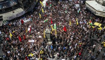 العلم الفلسطيني وأعلام الفصائل أثناء تشييع شهداء جنين (ناصر اشتية/Getty)