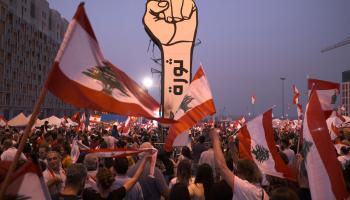 "انتفاضة 17 أكتوبر" اللبنانية: "أصداءُ" تاريخٍ بلقطات مكثّفة (أمير مقار/ فرانس برس)