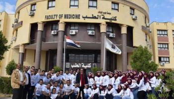طلاب في كلية الطب في جامعة جنوب الوادي في قنا في صعيد مصر (فيسبوك)