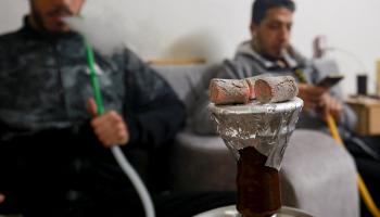 بدأ الجيل الجديد في الأردن في التدخين مبكراً (خليل مزرعاوي/ فرانس برس)