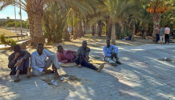 يتواجد عشرات المهاجرين الأفارقة في ظروف صعبة بمنطقة الحدود الليبية (محمود تركية/ فرانس برس)