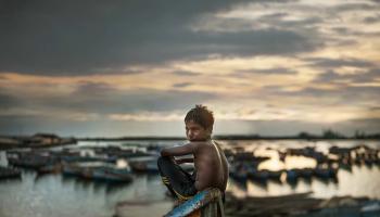 طفل على قارب في الهند، 2014 (من المعرض)
