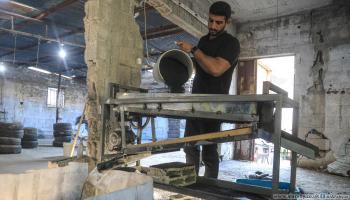 فلسطيني يعيد تدوير الإطارات لتقليل أضرارها البيئية (عبد الحكيم أبو رياش)