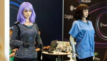 روبوت/منتدى للذكاء الاصطناعي في جنيف (بيار ألبوي/رويترز)