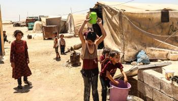 تأثر مخيمات النازحين بمحافظة إدلب بموجة الحر المرتفعة