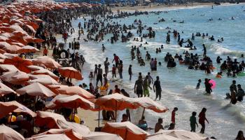 يُقبل المصطافون على شواطئ الإسكندرية صيفاً (فاضل داوود/ Getty)