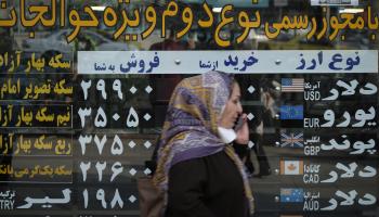 أرقام عملات صعبة في إيران (مرتضى نيكوبازل/ Getty) 