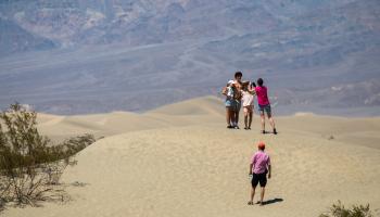 سياح في وادي الموت الأكثر حرارة في كاليفورنيا (فرانسين لور/ Getty)