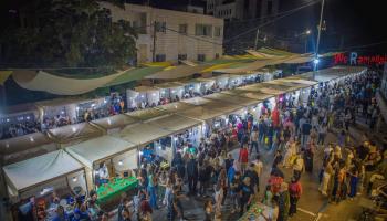 	 يضم السوق أكشاكاً تبيع مأكولات وحلويات شعبية فلسطينية وشاميّة (بلدية رام الله)