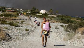 عمليات إخلاء في جزيرة رودس وسط حرائق اليونان (ليفتيريس ديامنيديس/ أسوشييتد برس)
