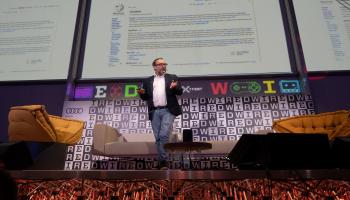 جيمي ويلز، أحد مؤسّسي "ويكيبيديا"، في أثناء محاضرة في ميلانو، 2019 (Getty)