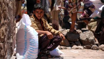 يمني حصل على مساعدات بتعز، أكتوبر 2020 (أحمد الباشا/فرانس برس)