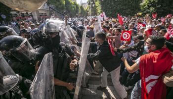 مواجهات سابقة بين الشرطة ومتظاهرين في تونس (ياسين قايدي/ الأناضول)