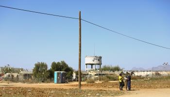 مهاجرون وشرطة في مركز للمهاجرين غير النظاميين في قبرص (Getty)