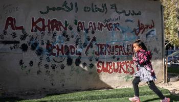 تلميذة فلسطينية في مدرسة الخان الأحمر (حازم بدر/فرانس برس)