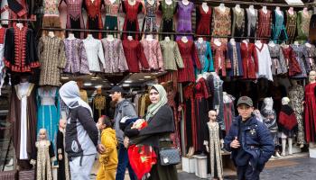 أردنيات وأردنيون في سوق في الأردن (Getty)