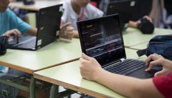 تلاميذ وأجهزة كومبيوتر محمولة (خوخيه غيل/ Getty)