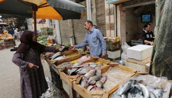 الشراء بالكيلوغرام أصبح نادراً في مصر (فاضل داود/Getty)