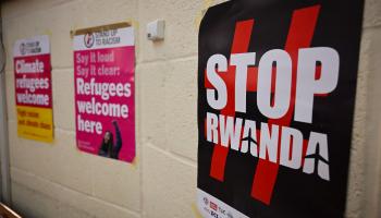 ضد الترحيل إلى رواندا (فنبار ويبستير/ Getty)