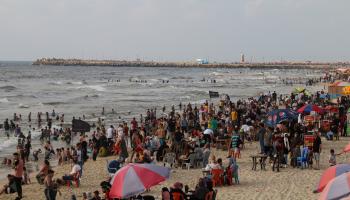 شاطئ بحر قطاع غزة (أحمد حسب الله/ Getty)