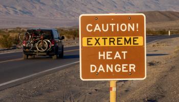 تحذير من مخاطر الحر القياسي في وادي الموت في الولايات المتحدة الأميركية (ديفيد ماكنيو/ Getty)