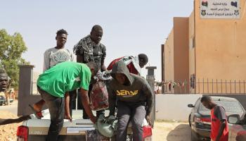 مهاجرون غير نظاميين في ليبيا بعد طردهم من تونس (محمود تركية/ فرانس برس)