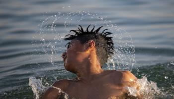 السباحة في النهر أحد حلول مقاومة الحرارة المرتفعة (حسين فالح/ فرانس برس)