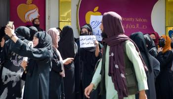 تظاهرة ضد إغلاق طالبان صالونات التجميل في كابول في أفغانستان (فرانس برس)
