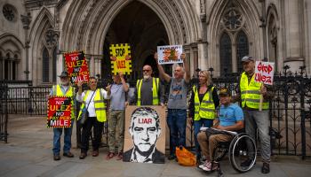 احتجاج أمام المحكمة العليا في لندن بسبب منطقة الانبعاثات المنخفضة جداً (كارل كورت/ Getty)